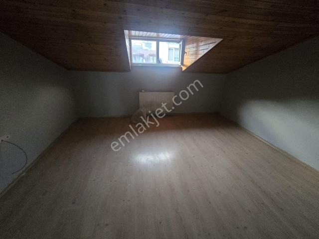 Mimar Emlak'tan Mehmet Akifte Kiralık 1+1 Dubleks Çatı Katı