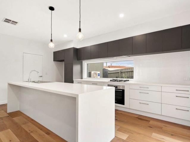 Minutes to Main St Mornington & Benton Square.