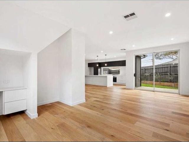 Minutes to Main St Mornington & Benton Square.