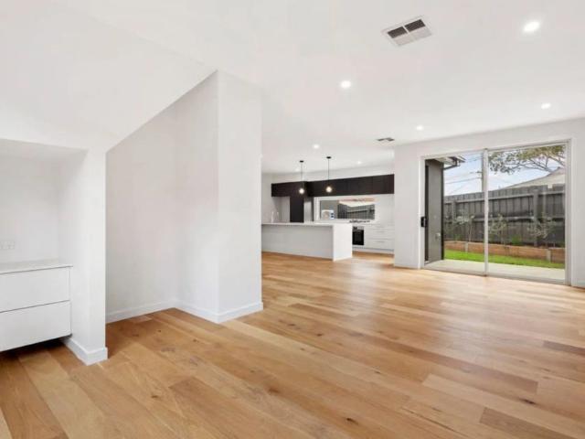 Minutes to Main St Mornington & Benton Square.