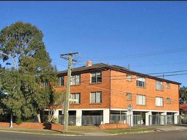 MINUTES TO CANLEY VALE & CABRAMATTA STATION & SHOPS