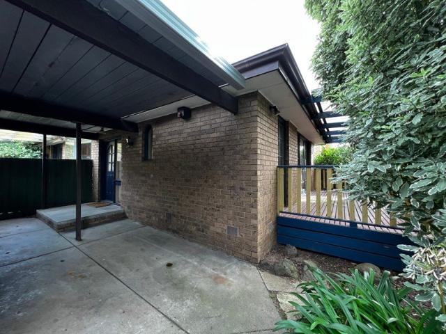Minutes to popular Keilor Village!