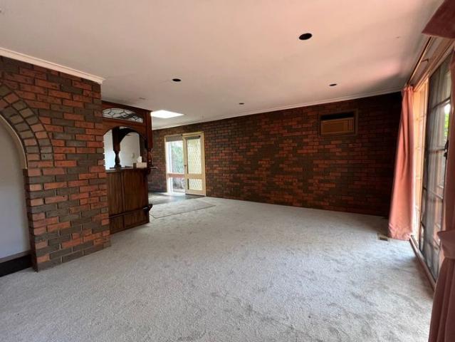 Minutes to popular Keilor Village!
