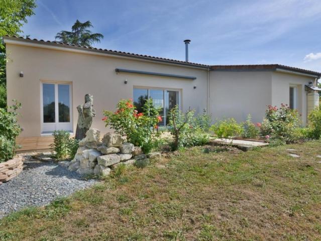 Minzac Dordogne maison plain pied 3 chambres + garage et jardin