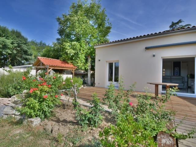 Minzac Dordogne maison plain pied 3 chambres + garage et jardin