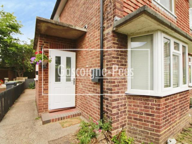 Minchin Close, Leatherhead, KT22 2 bed maisonette to rent £1,850 pcm £427 pw