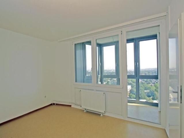Mindestalter: 55 Jahre Gemütliche 1 Zimmer Service Wohnung mit verglastem Balkon im Neuwiedenthaler Weitblick