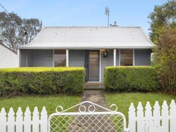 Miners Cottage in the Heart Old Kyneton