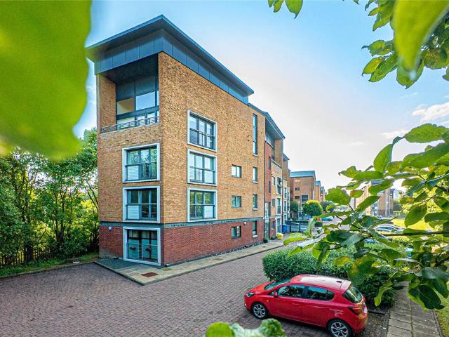 Minerva Way, Glasgow, G3 3 bed apartment to rent £2,350 pcm £542 pw