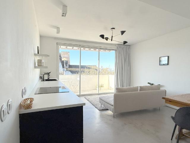 Minimalist Apartment • Terrace • Walk to Market