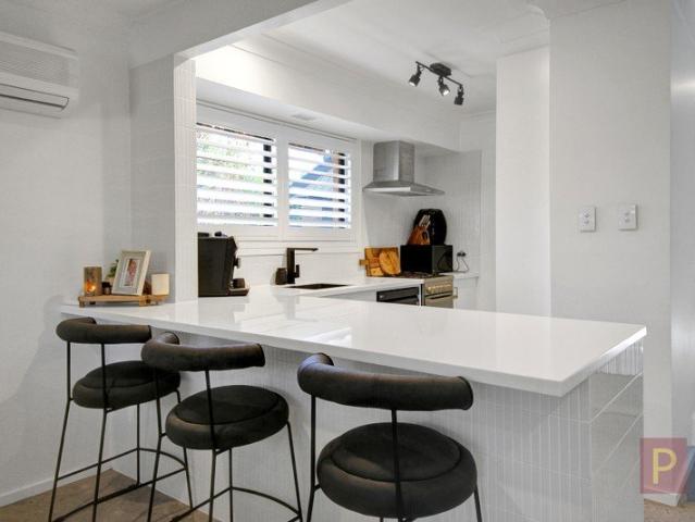 MINIMALIST LIGHT INDUSTRIAL FITOUT: RENOVATED TOWNHOUSE