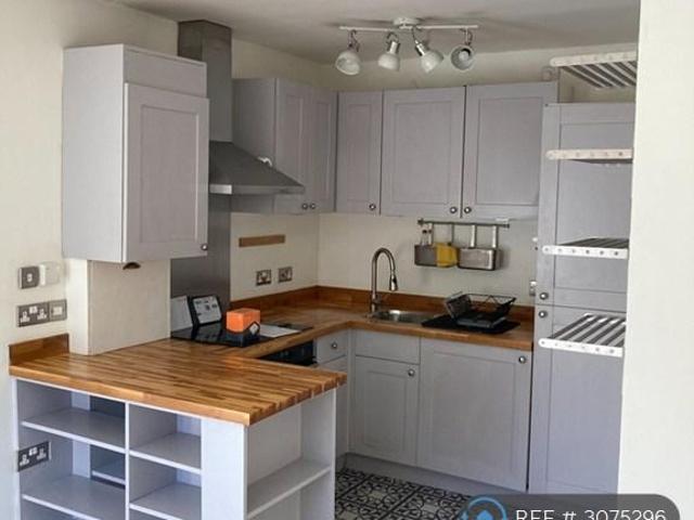 Minniedale, Surbiton, KT5 2 bed maisonette to rent £1,750 pcm £404 pw
