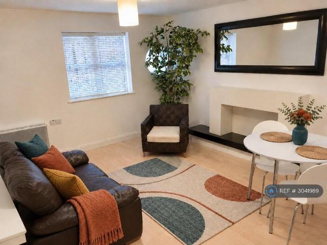 Minster Court, Leicester, LE1 2 bed flat to rent £1,050 pcm £242 pw