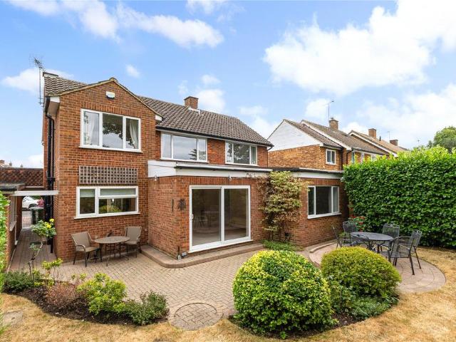 Minsterley Avenue, Shepperton. 5 bed detached house to rent £3,500 pcm £808 pw