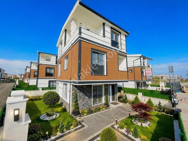 Mia Grup/ Yeniçiftlik Köşe Başı Yanyola Cephe Müstakil 4+1villa