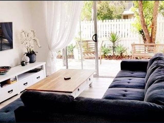 Miami furnished ground floor unit in a double storey house, fully separate, Utilities Included 400m to Beach. Avail 1st June 26 Short or long term