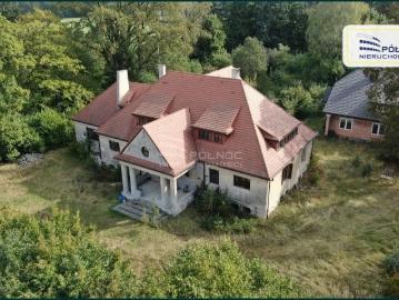 Unikalny dworek z lat 20. i stylowy budynek z lat 90 tych na 8600 m²