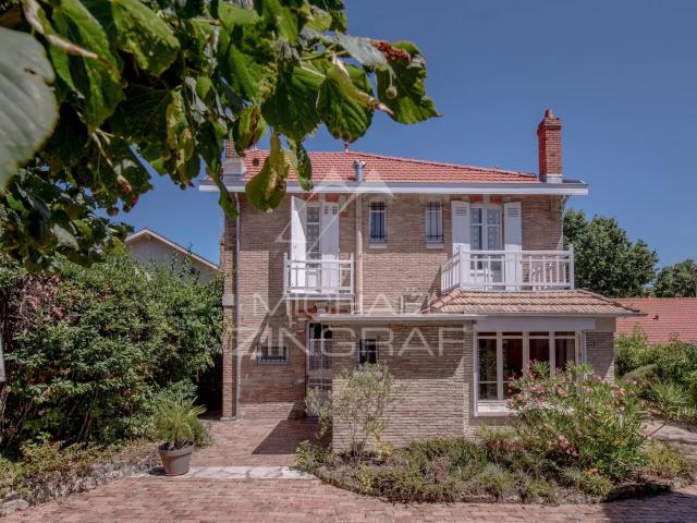 Michael Zingraf Bassin d’Arcachon présente: une maison de caractère au cœur de la Ville d’Hiver