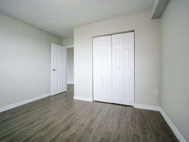 Michelle Place 1 Bedroom Apartment for Rent at 40 Mohawk Rd E, Hamilton, ON L9A 2G7