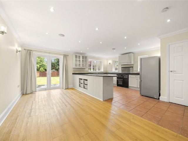 Midway, Walton on Thames, Surrey, KT12 6 bed detached house to rent £5,500 pcm £1,269 pw