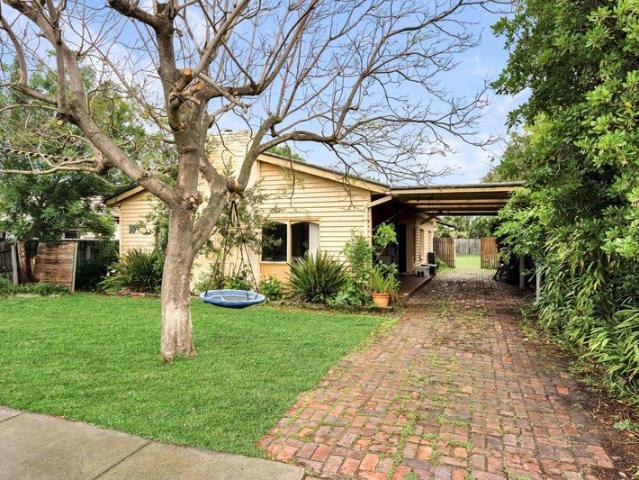 Mid Century Charm with Endless Potential on 665m2 of Land