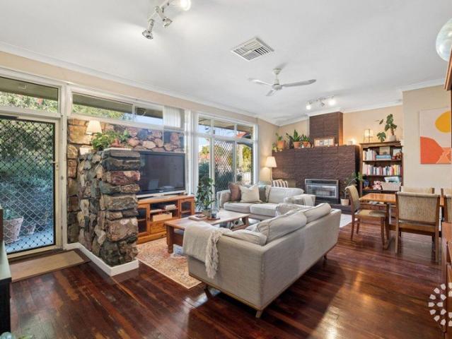 Mid Century Charm with Studio, 989sqm and R60 Potential