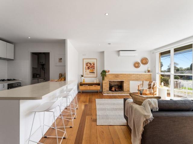 Mid Century Design Drenched in Natural Light