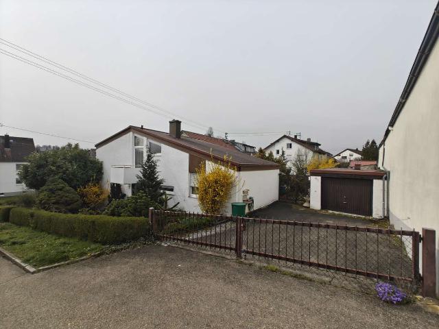 Mid Century Einfamilienhaus 60er Jahre Stil mit Visualisierungen möglicher Sanierungsmaßnahmen