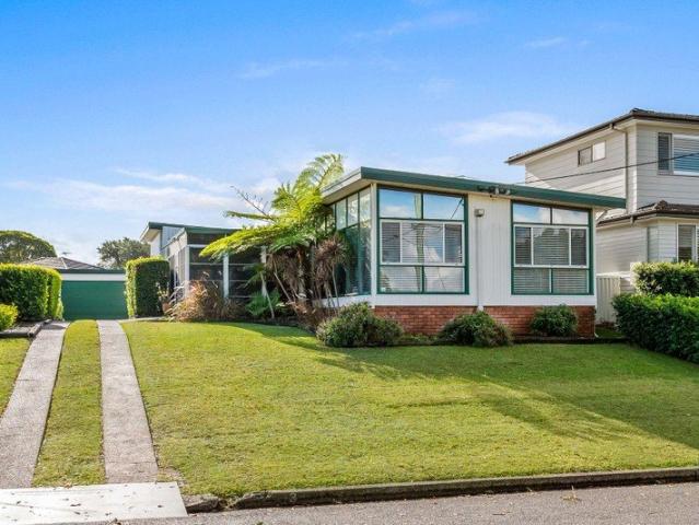 Mid Century Modern in a Prime Lifestyle Location