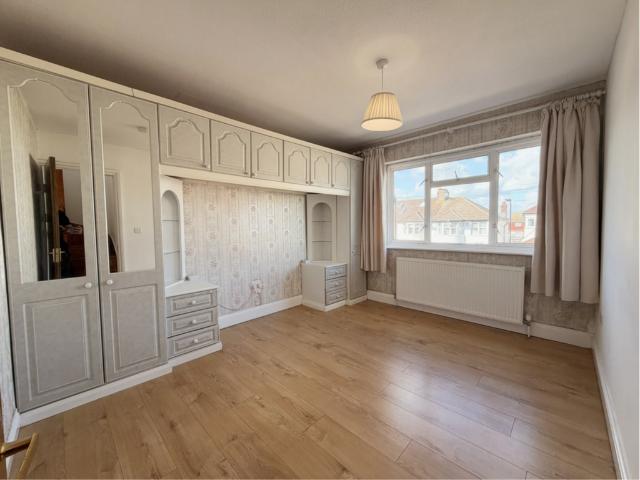 Middleton Avenue, Greenford UB6 3 bed flat to rent £2,000 pcm £462 pw