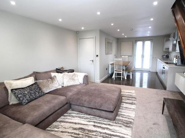 Middleton Road, Chadderton, Oldham 1 bed flat to rent £900 pcm £208 pw