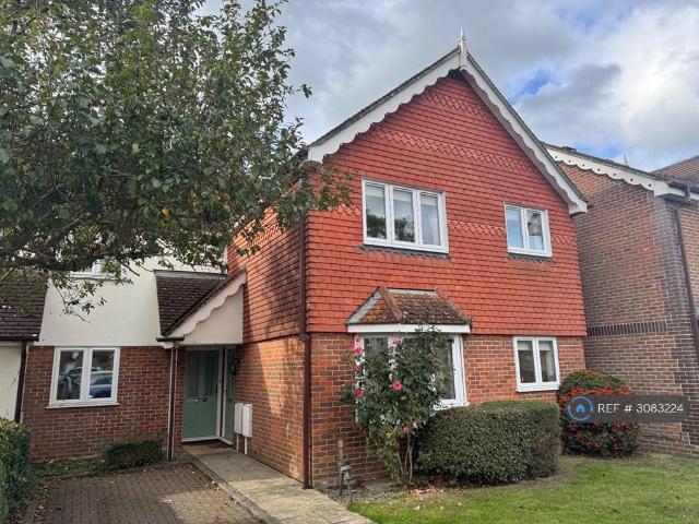Middle Farm Place, Leatherhead, KT24 2 bed maisonette to rent £1,700 pcm £392 pw
