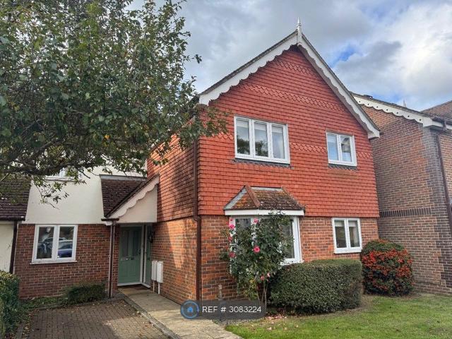 Middle Farm Place, Leatherhead KT24, 2 bed maisonette to rent, £1,700 pcm | PrimeLocation
