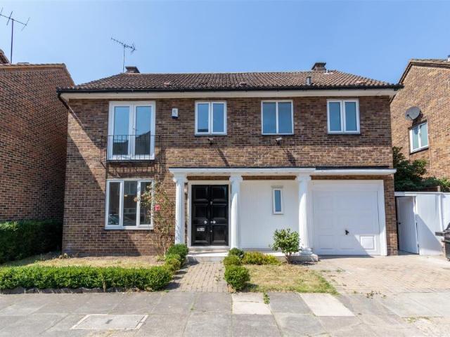 Middle Field, St John's Wood, London. 5 bed detached house to rent £10,833 pcm £2,500 pw
