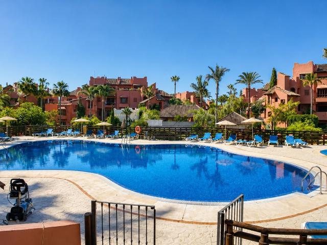 Middle Floor Apartment in Estepona