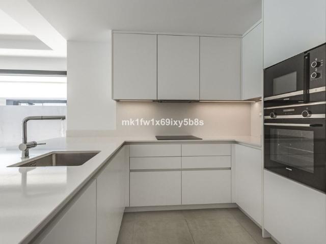 Middle Floor Apartment in Estepona