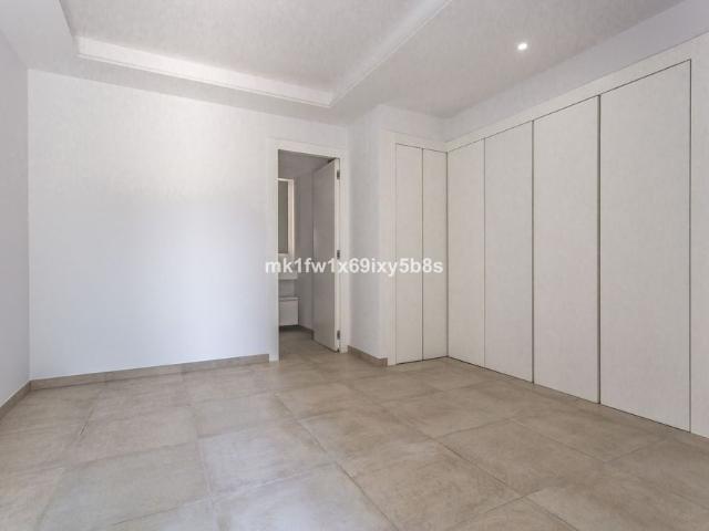 Middle Floor Apartment in Estepona