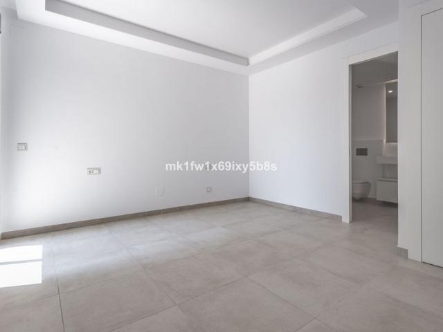 Middle Floor Apartment in Estepona