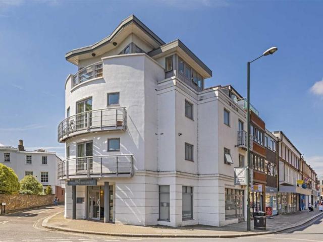 Middle Lane, Teddington TW11 2 bed flat to rent £1,995 pcm £460 pw