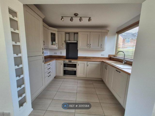 Middlefield Gardens, Halesowen B62, 3 bed flat to rent, £1,100 pcm | PrimeLocation
