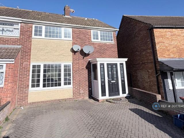 Middlesex Drive, Milton Keynes, MK3 3 bed semi detached house to rent £1,550 pcm £358 pw