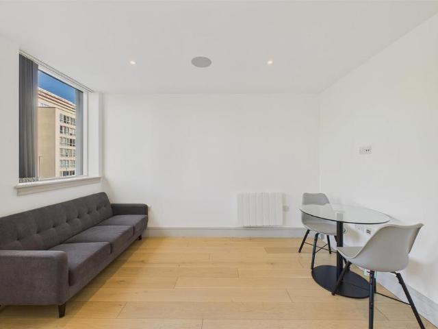 Middlesex House, Edgware HA8 Studio to rent £1,200 pcm £277 pw