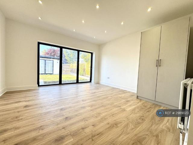 Middlesex, Pinner, HA5 Studio to rent £1,285 pcm £297 pw