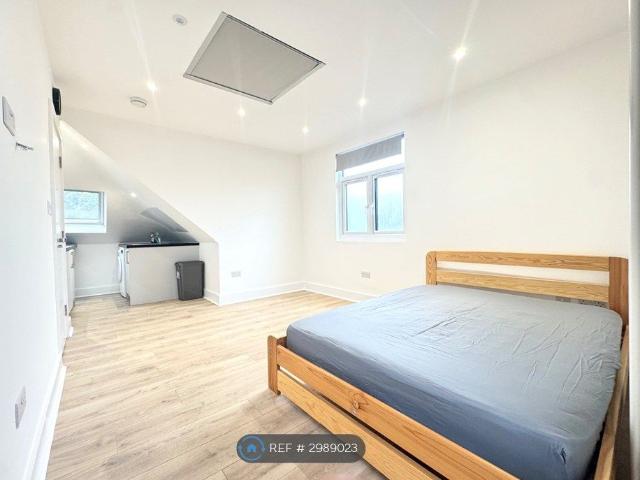 Middlesex, Pinner HA5, Studio to rent, £1,200 pcm | PrimeLocation