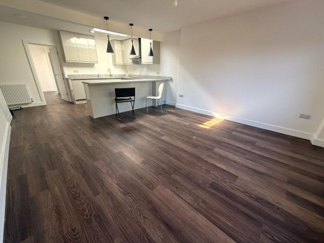 Middlesex TW14, 3 bed flat to rent, £1,900 pcm | PrimeLocation