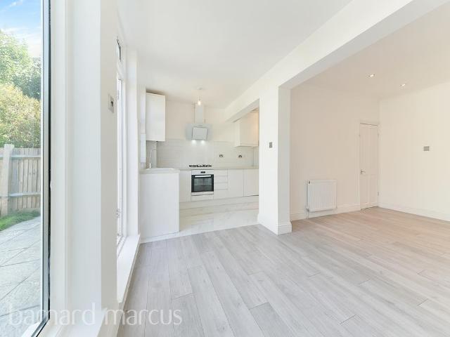 Midhurst Avenue, CROYDON 3 bed terraced house to rent £2,400 pcm £554 pw
