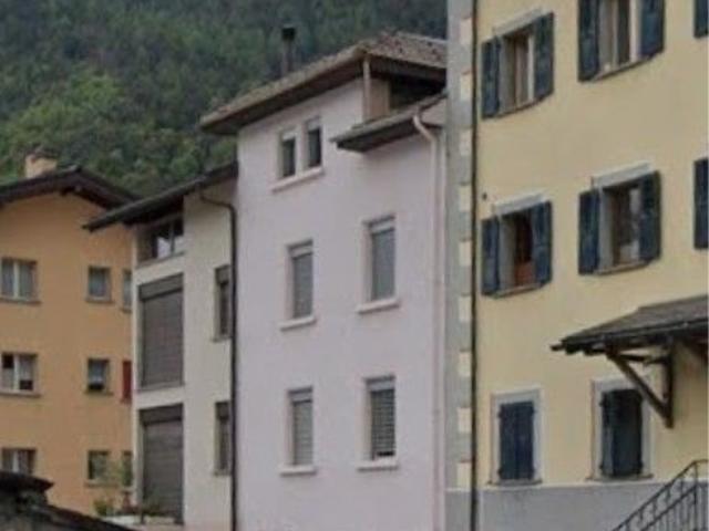 Mietgebäude mit zwei Wohnungen und einem Büro