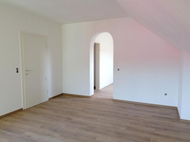 Miete: 2 Zimmer Wohnung mit Balkon und Carport