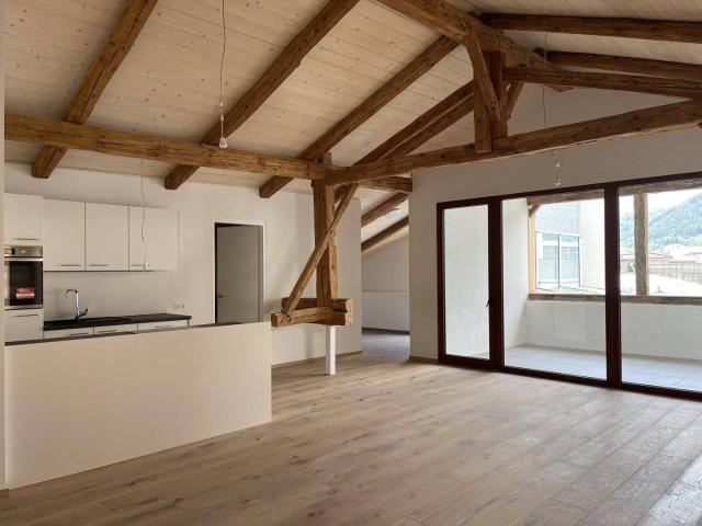Miete 3 Zimmer Dachgeschoßwohnung mit Terrasse Top 12 renovierter Altbau 6130 Schwaz