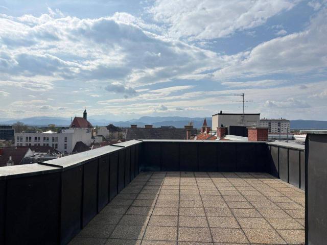 MIETE mit KAUFOPTION Dachgeschosswohnung mit großzügiger Dachterrasse und Fernblick in einem der schönsten Altstadthäuser von Wiener Neustadt